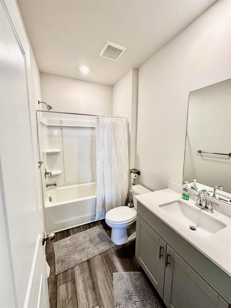 Male roommate in Duluth area