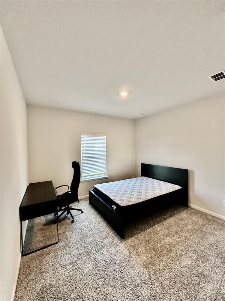 Male roommate in Duluth area
