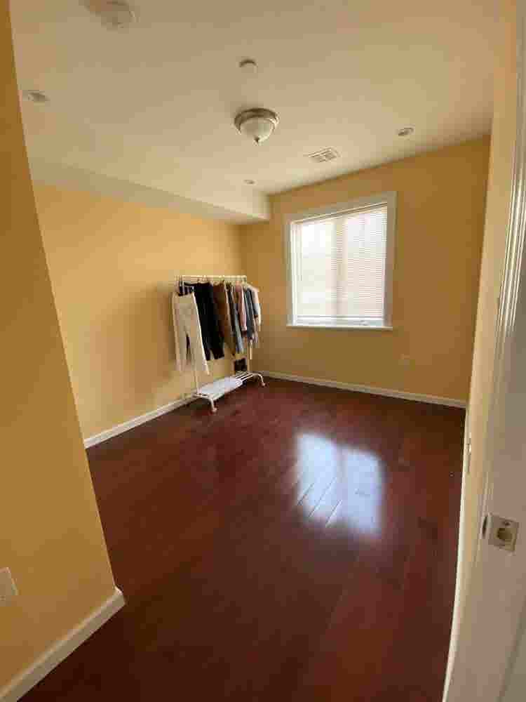 Looking for a female roommate