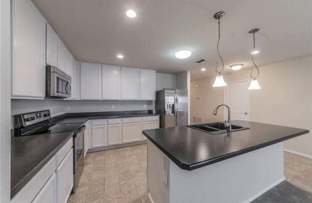 Looking for roommate