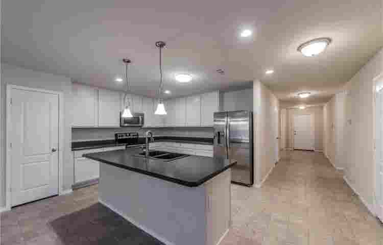 Looking for roommate