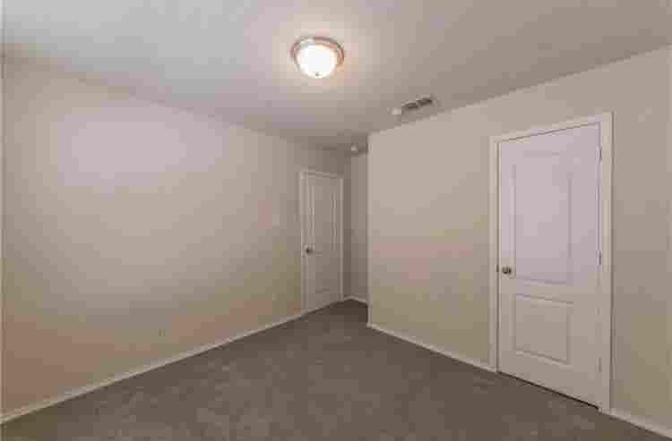 Looking for roommate