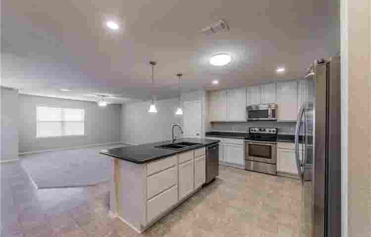 Looking for roommate