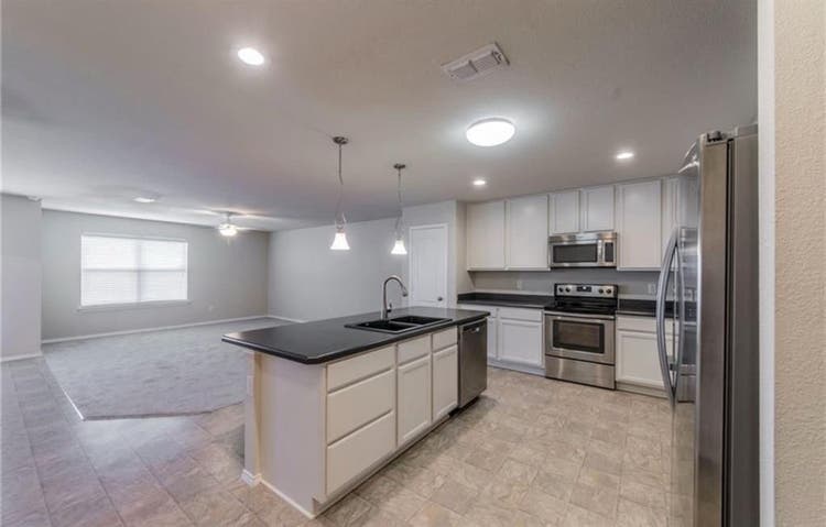 Looking for roommate