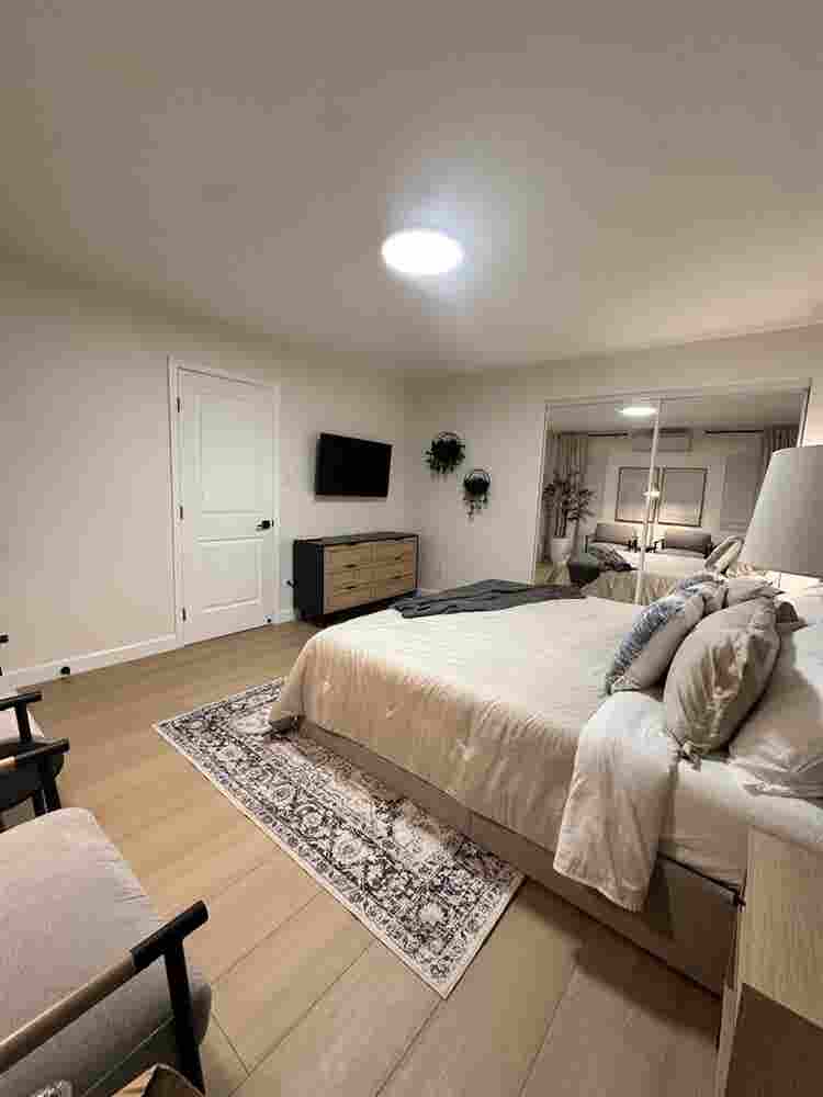 2nd floor Lg room with private bath