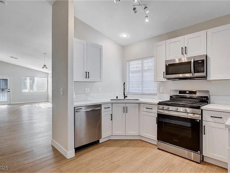 Charming 3bed Single Family Home.