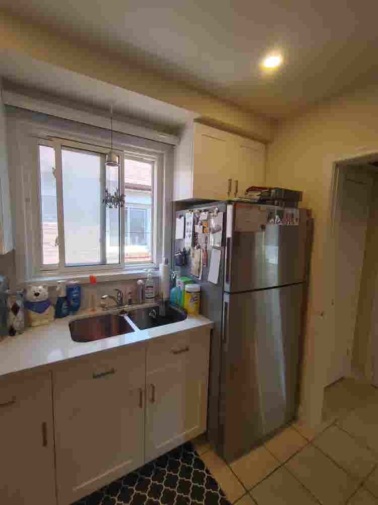 Large Bedroom in 2 Bdrm Apt - Oct 1