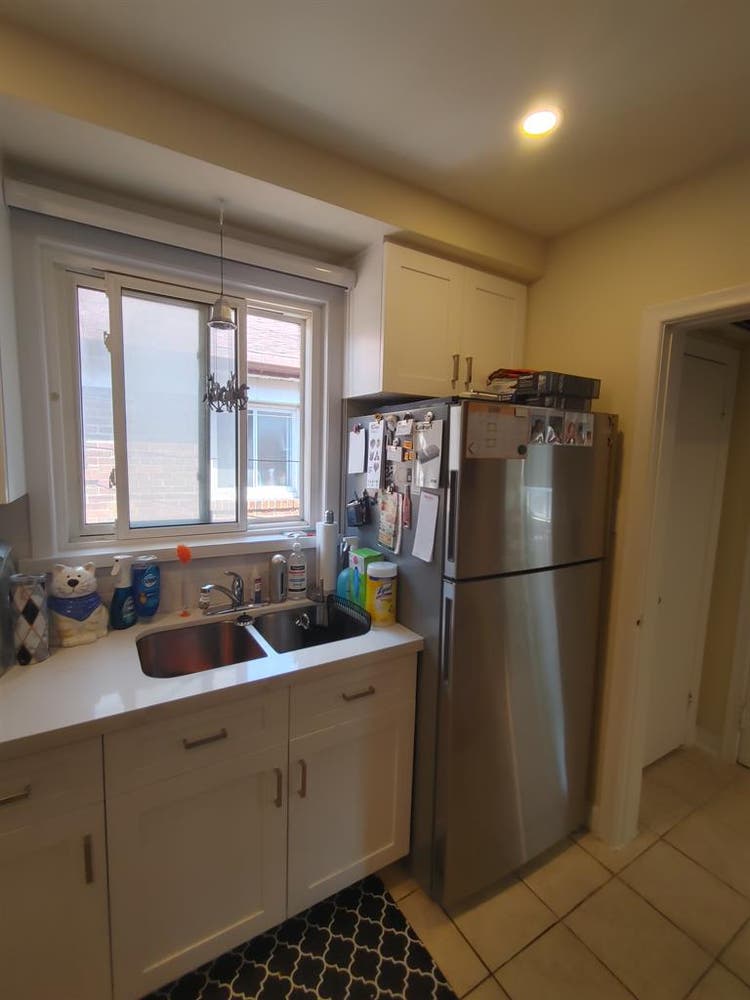 Large Bedroom in 2 Bdrm Apt - Oct 1