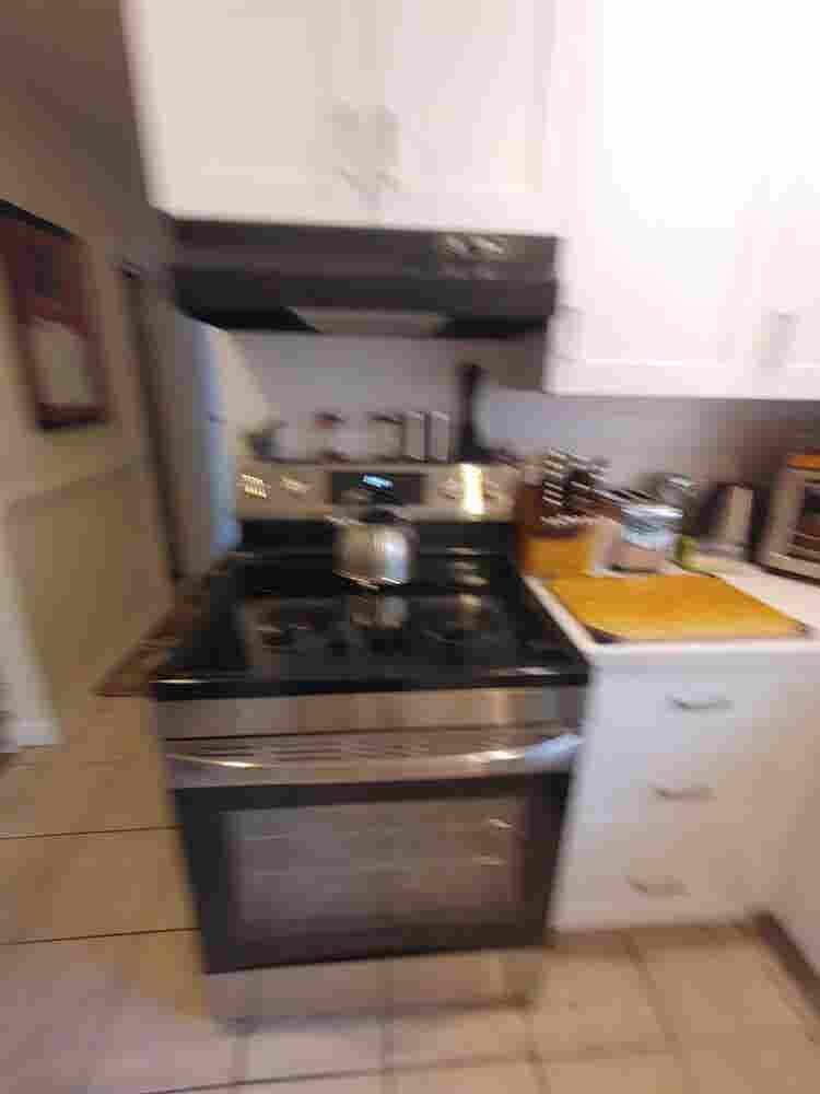 Large Bedroom in 2 Bdrm Apt - Oct 1