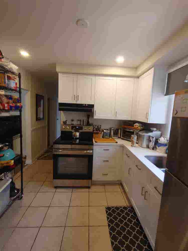 Large Bedroom in 2 Bdrm Apt - Oct 1