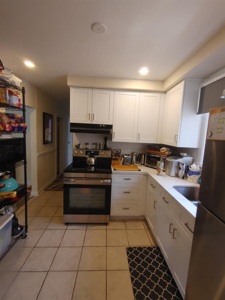 Large Bedroom in 2 Bdrm Apt - Oct 1