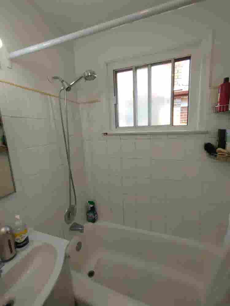 Large Bedroom in 2 Bdrm Apt - Oct 1