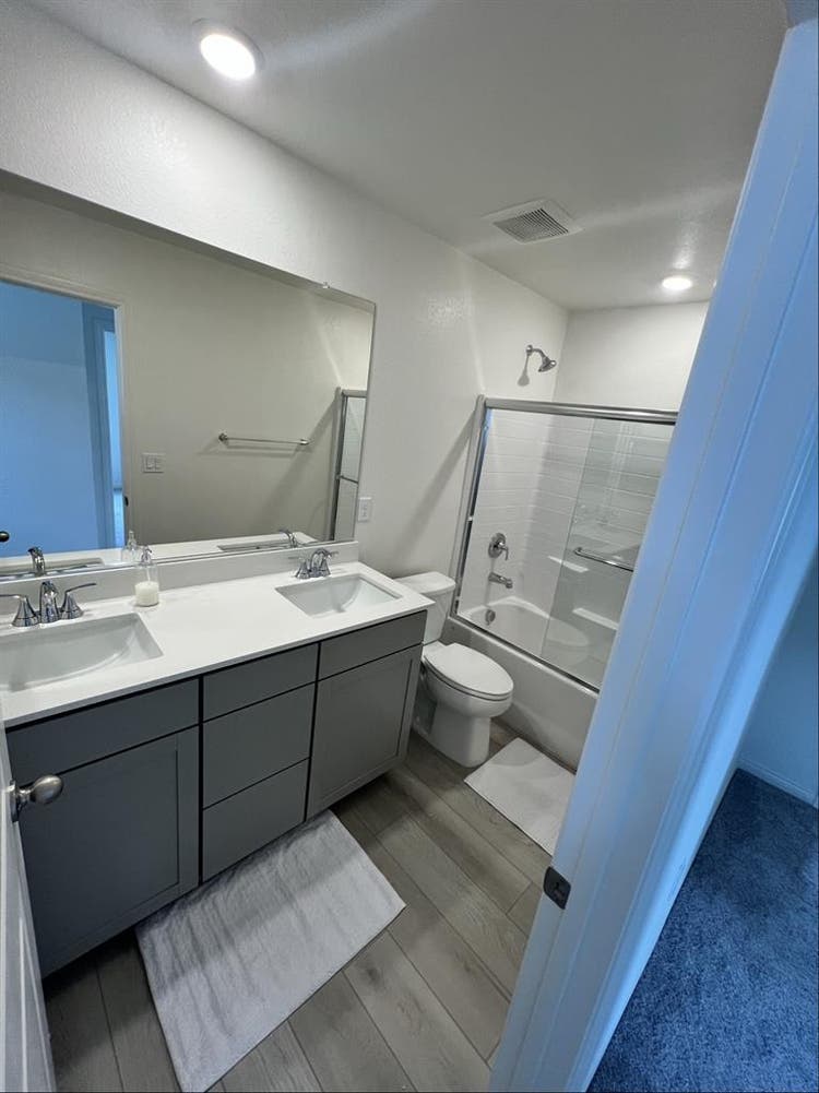 2 rooms by South Point