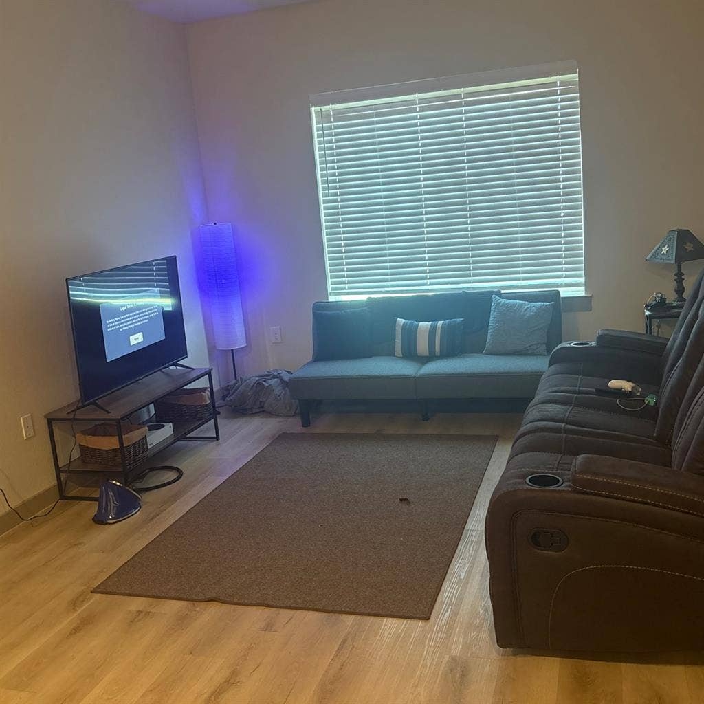 Looking for roommate to split rent