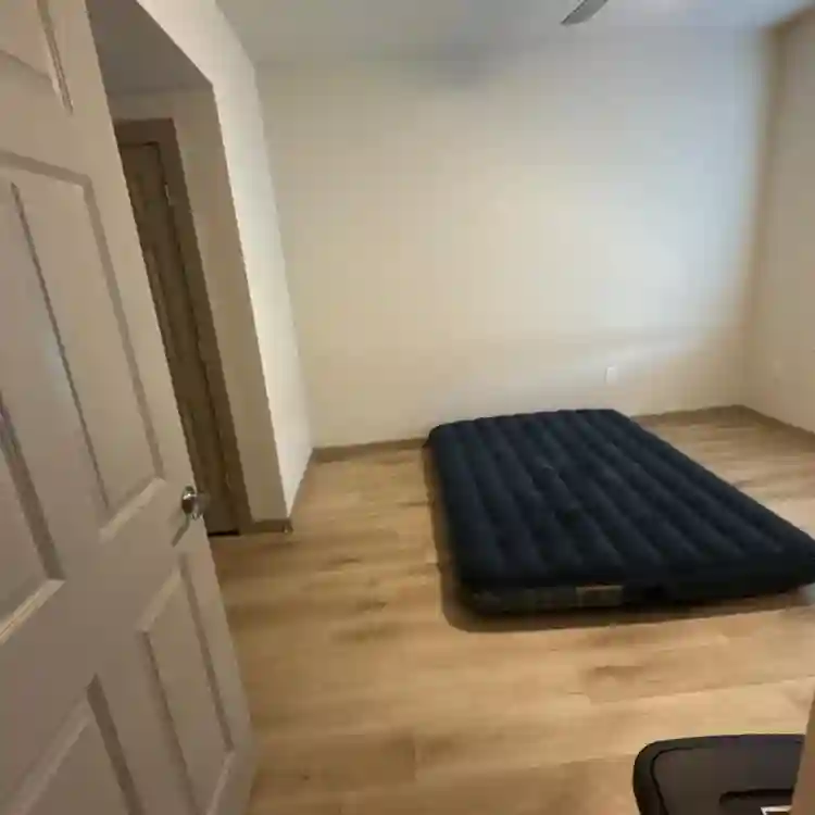 Looking for roommate to split rent