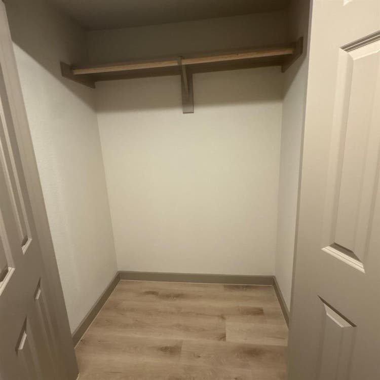 Looking for roommate to split rent
