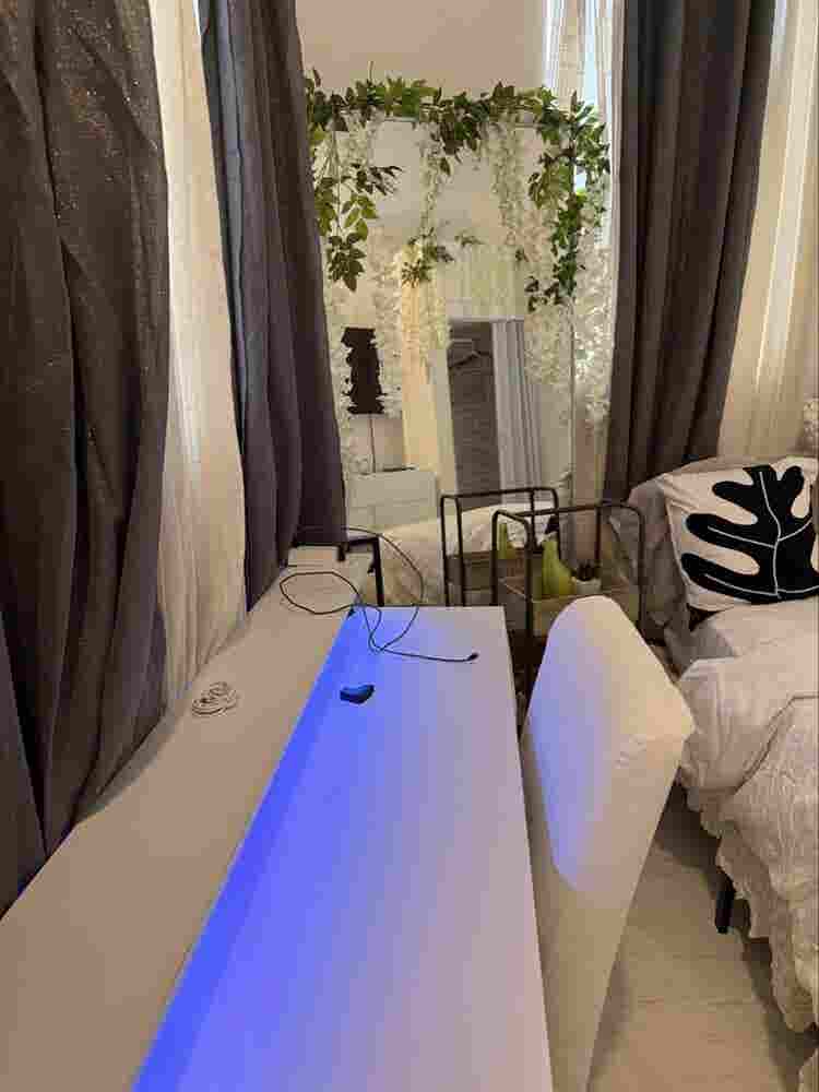 Beautiful Room In Hollywood