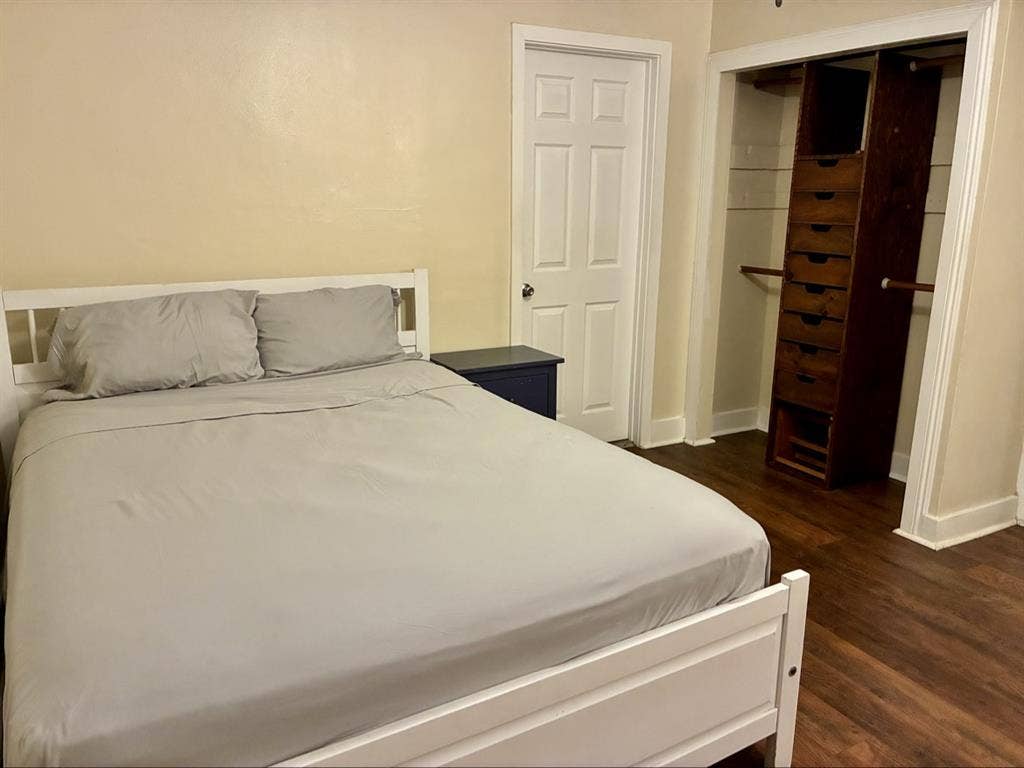 Room A in Uptown near College