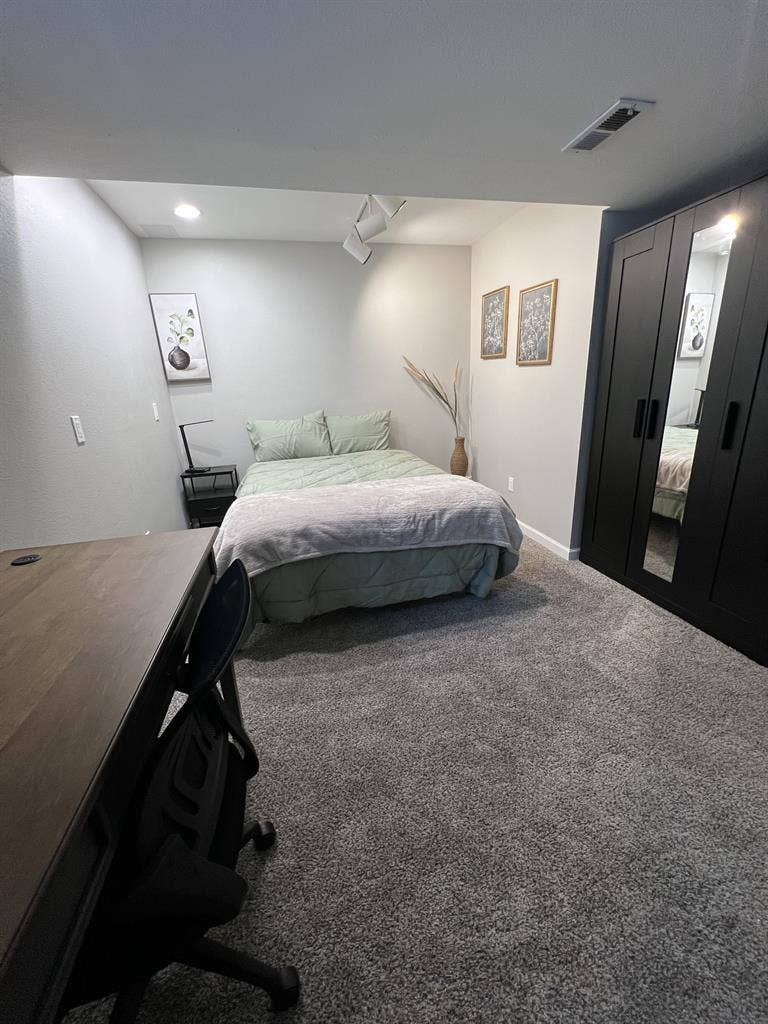 Cozy Private Rooms in Spacious Home