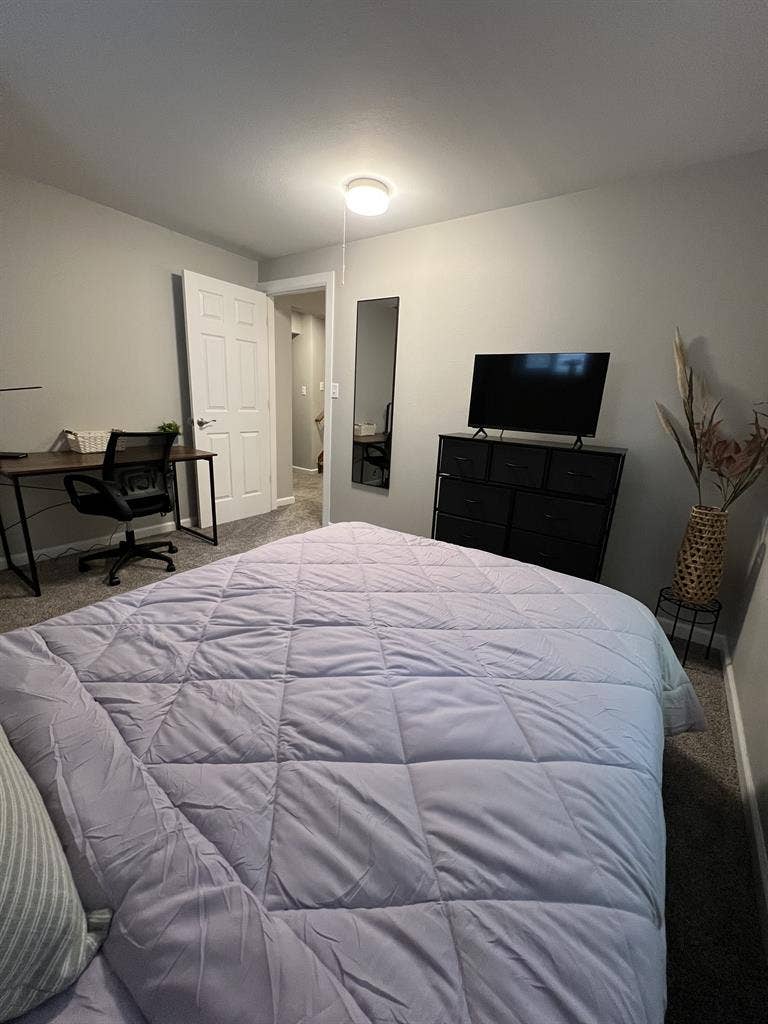 Cozy Room in Spacious safe home
