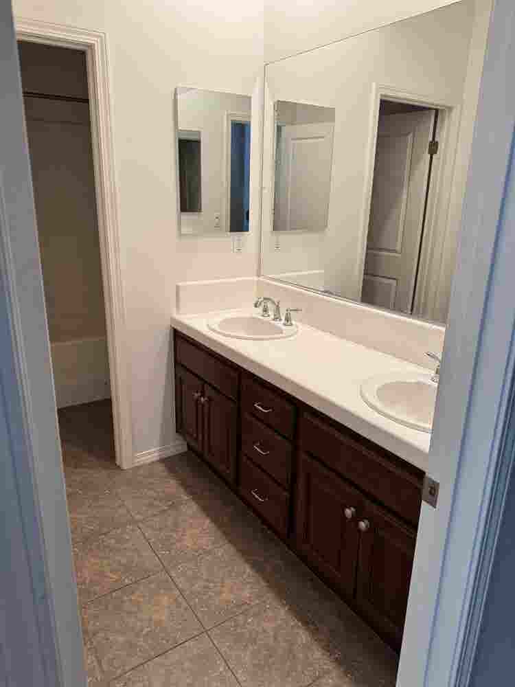 Two unfurnished rooms for rent
