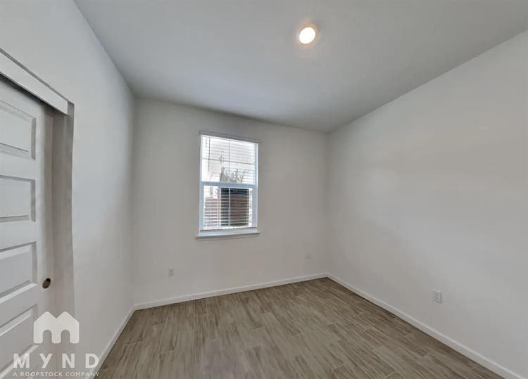 Rooms for rent in house in woodland