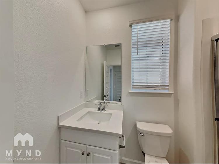 Rooms for rent in house in woodland