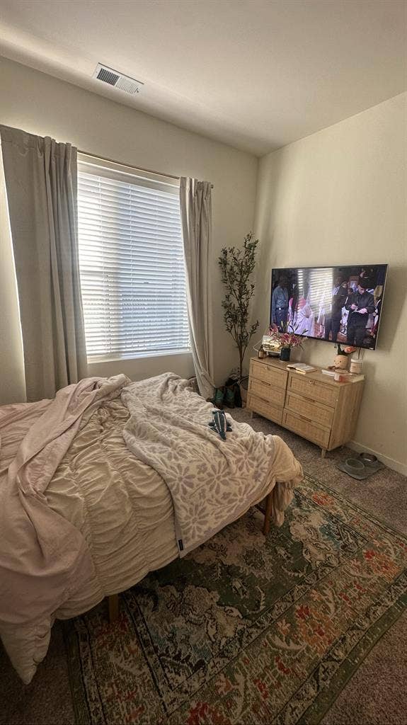 ISO Roomate ! 🏡✨