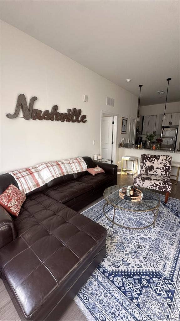 ISO Roomate ! 🏡✨