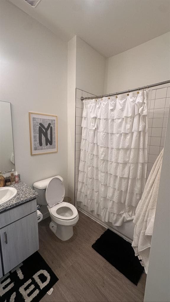 ISO Roomate ! 🏡✨