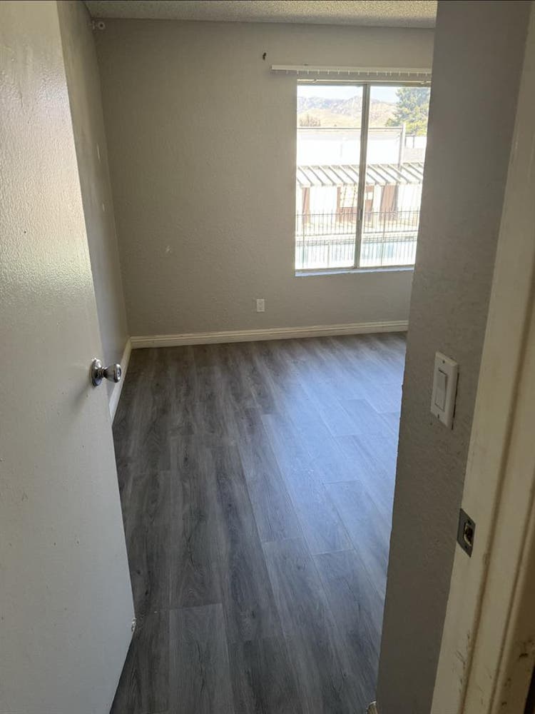 Bedroom for rent in apartment.