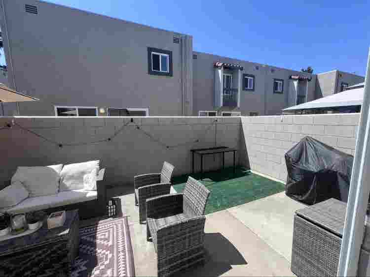LOOKING FOR FEMALE ROOMMATE