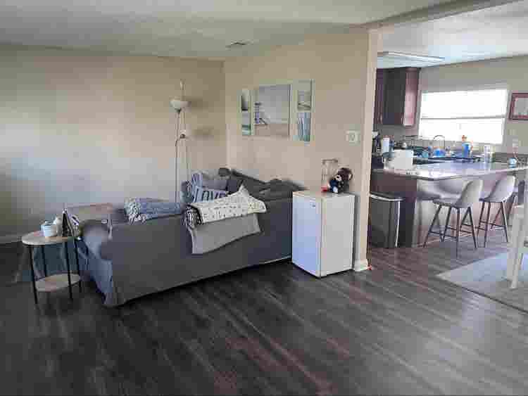 LOOKING FOR FEMALE ROOMMATE