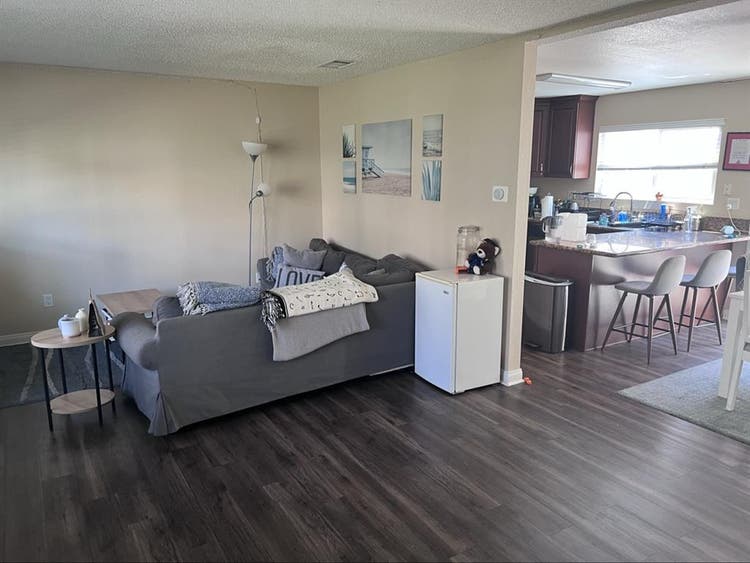 LOOKING FOR FEMALE ROOMMATE