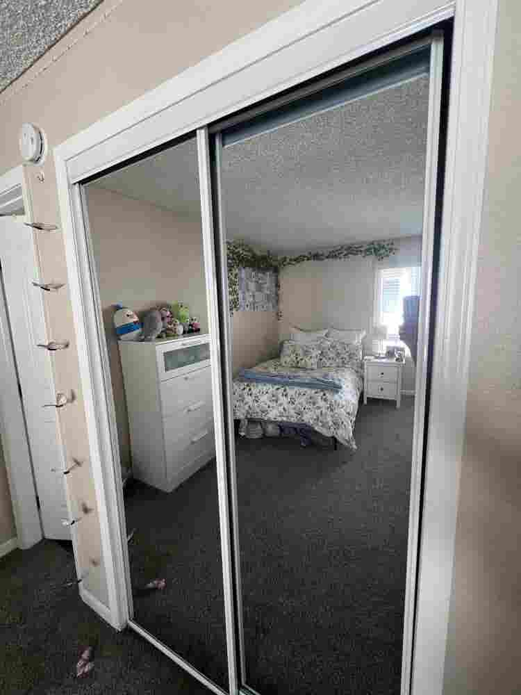 LOOKING FOR FEMALE ROOMMATE