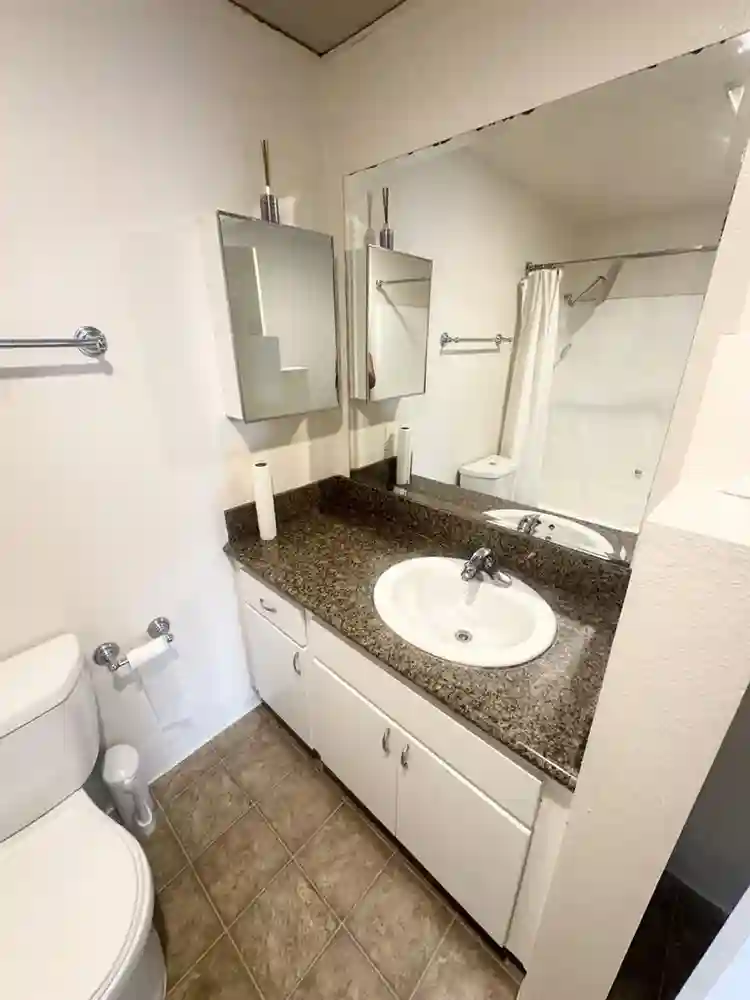 Private room in the heart of LA