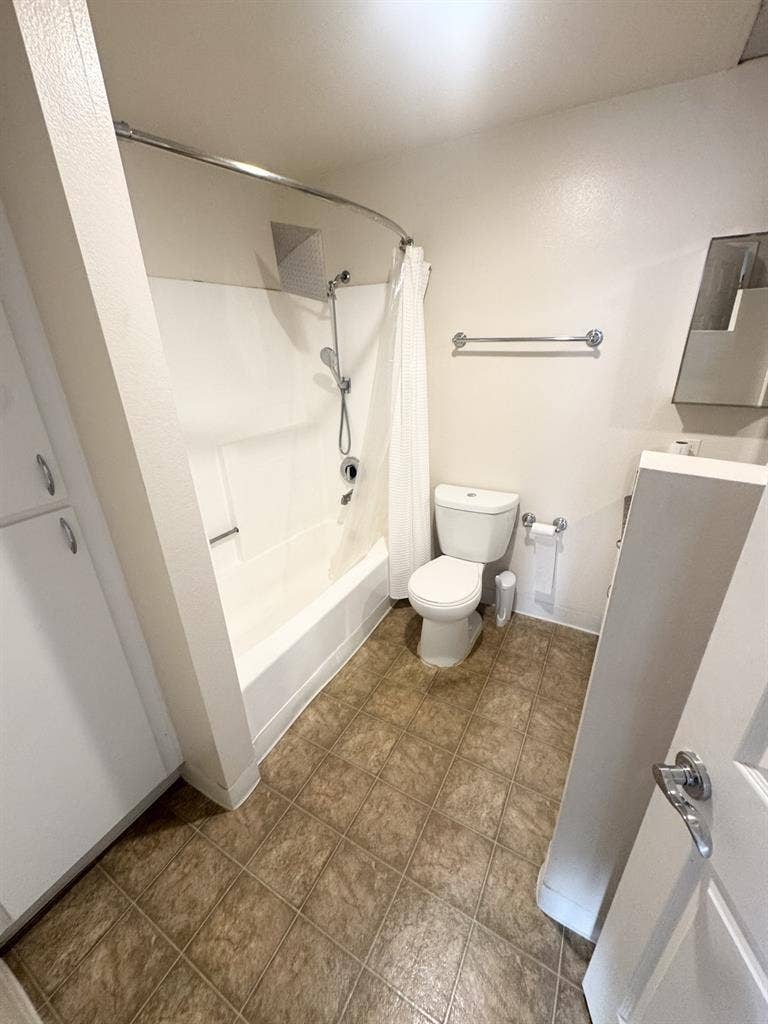 Private room in the heart of LA
