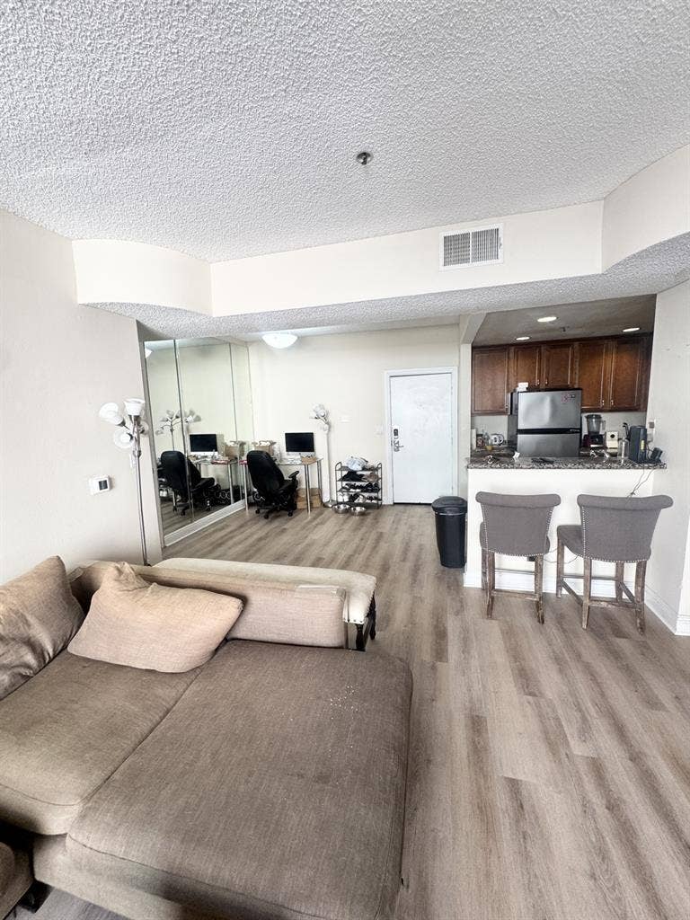 Private room in the heart of LA