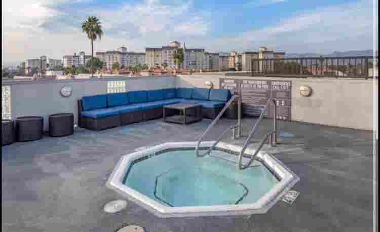 Private room in the heart of LA