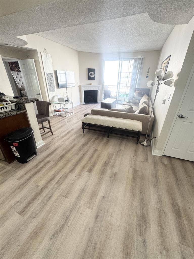 Private room in the heart of LA