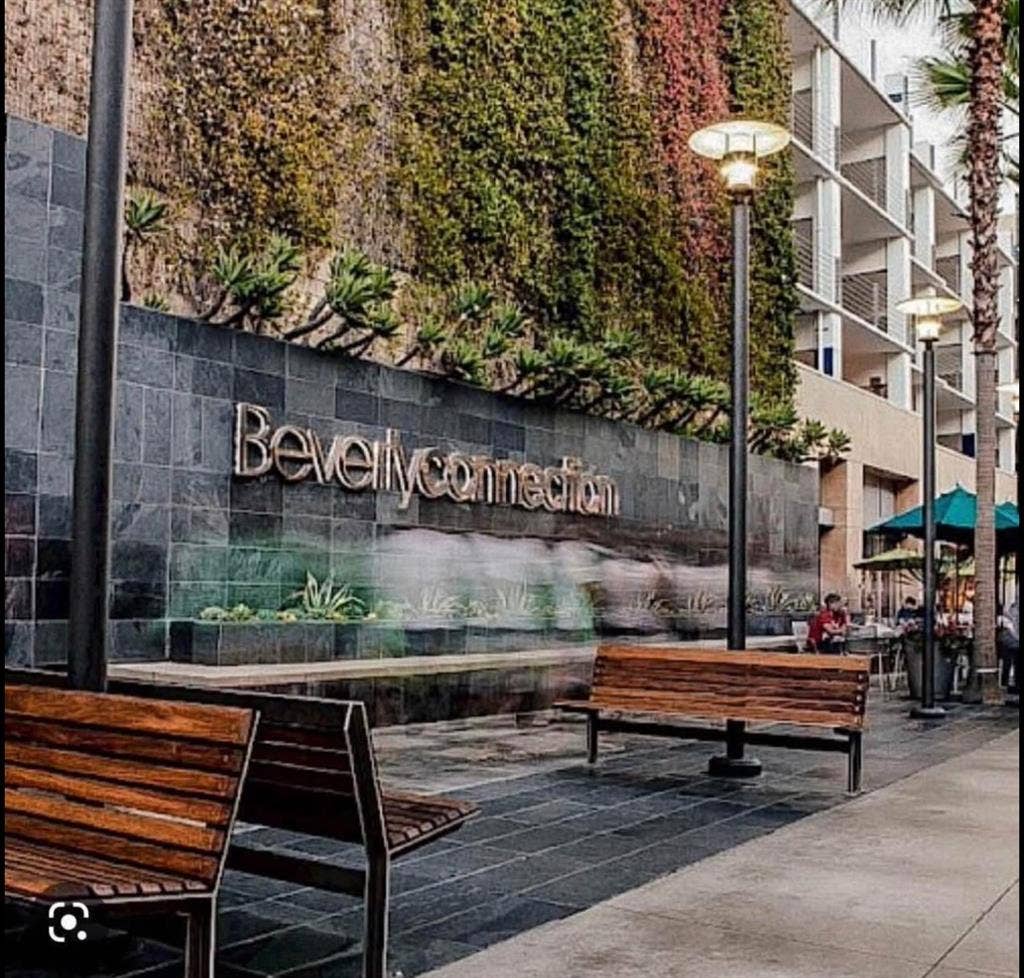 Private room in the heart of LA