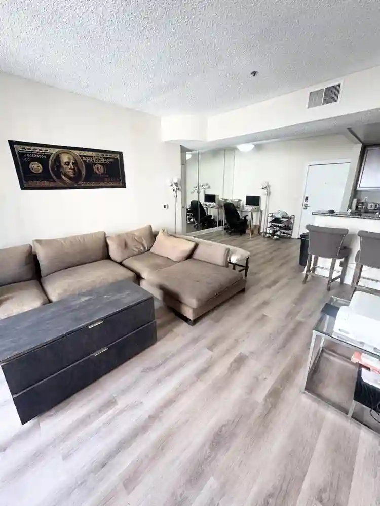 Private room in the heart of LA