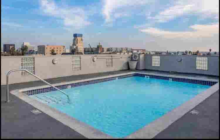 Private room in the heart of LA