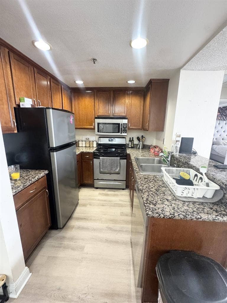 Private room in the heart of LA