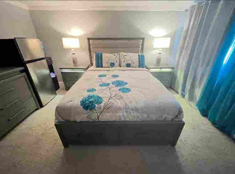 Room w/ Private Bath in Town Center
