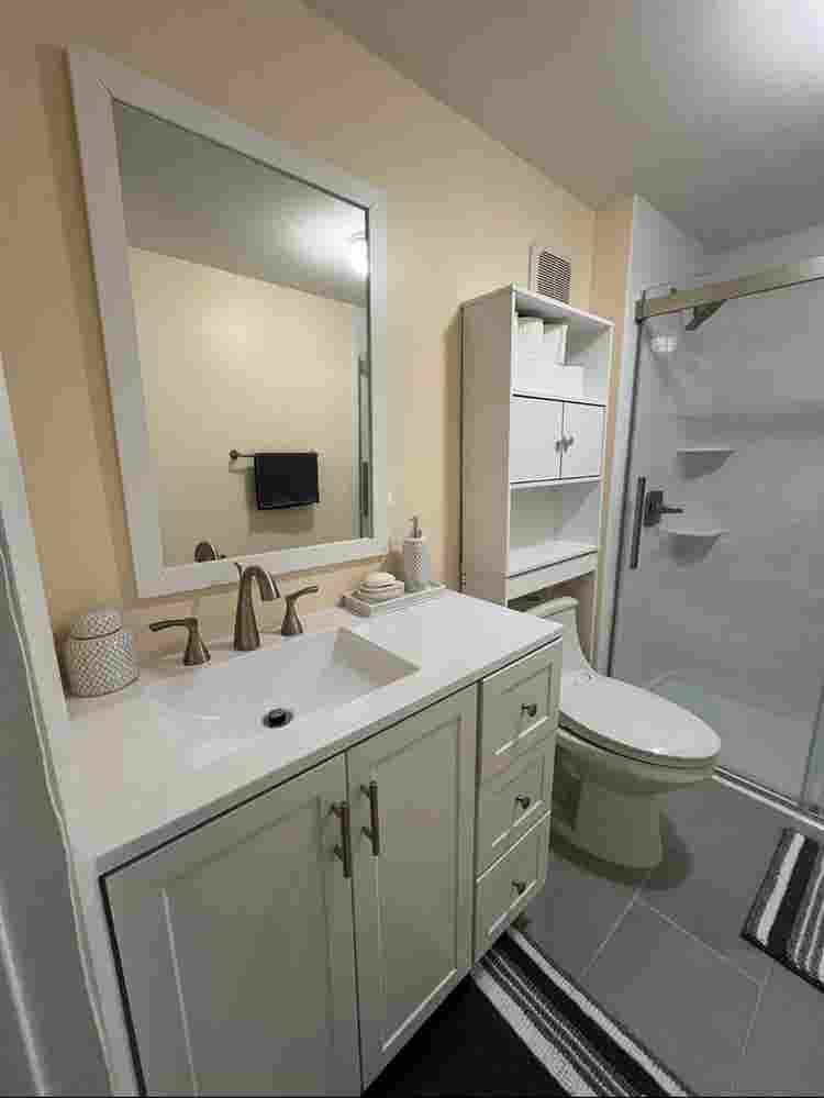 Room w/ Private Bath in Town Center