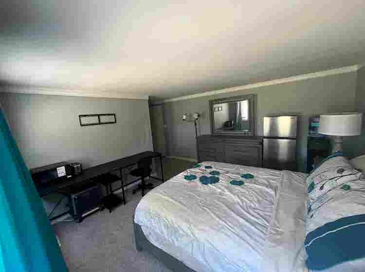 Room w/ Private Bath in Town Center