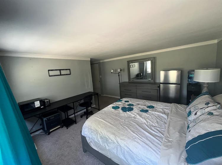 Room w/ Private Bath in Town Center