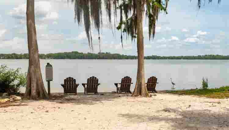 Beautiful lake view condo