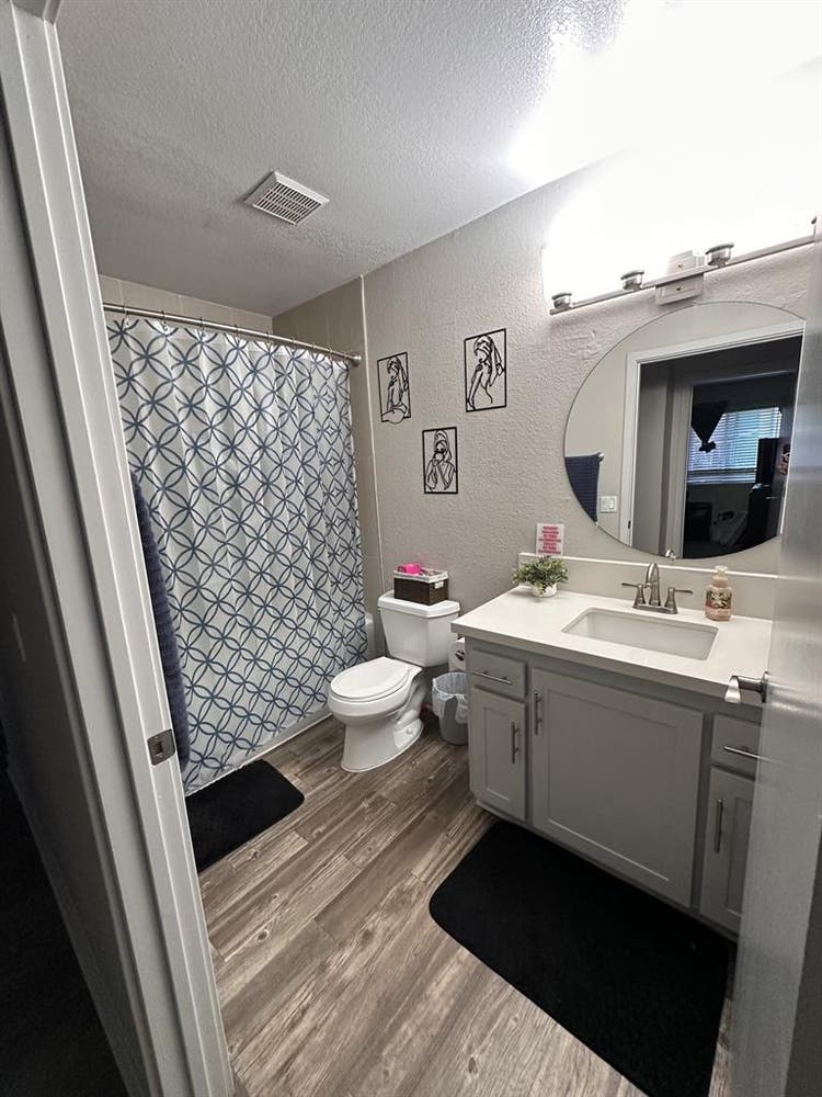 Room for rent in Point Loma apt
